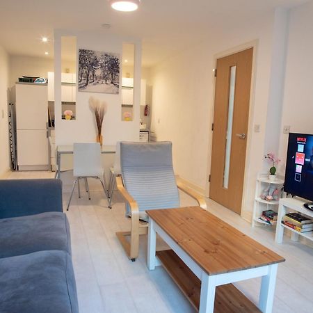 Two-Bedroom Luxury Apartment With Workspace, Free Secure Parking & Coffee Birmingham Exterior photo