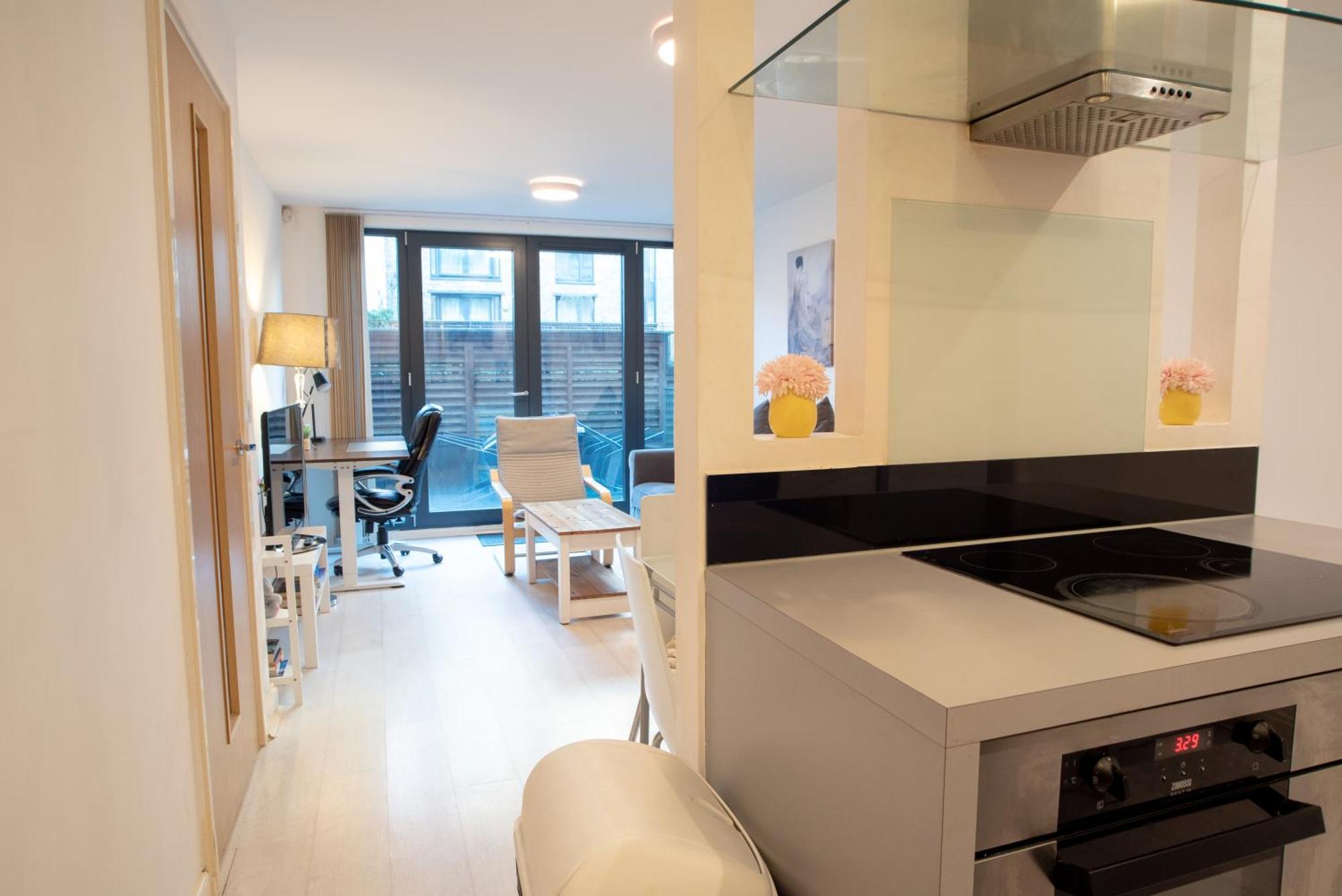 Two-Bedroom Luxury Apartment With Workspace, Free Secure Parking & Coffee Birmingham Exterior photo